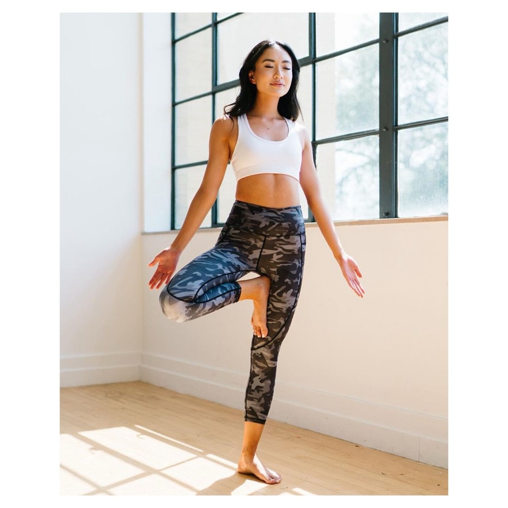 ZYIA Black Camo Metallic Pocket Light n Tight Hi-Rise Capri 6-8